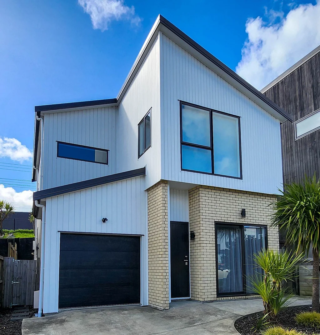 Large 4 bedroom property in walking to Silverd...