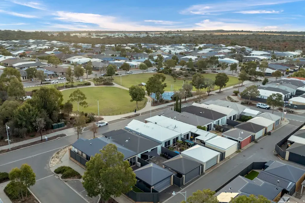 Banksia Grove 3Phòng ngủ First Home buyer winner! Corner block with elevated park views!