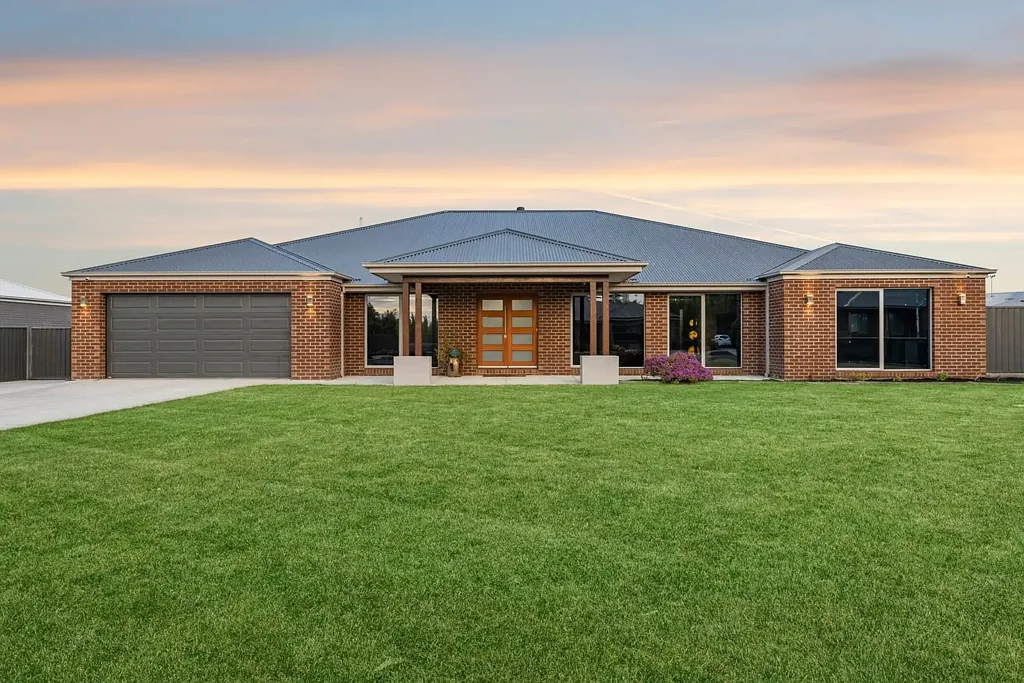 Cardigan 4 Bedroom Luxurious Half Acre Family Oasis with Pool & Shedding