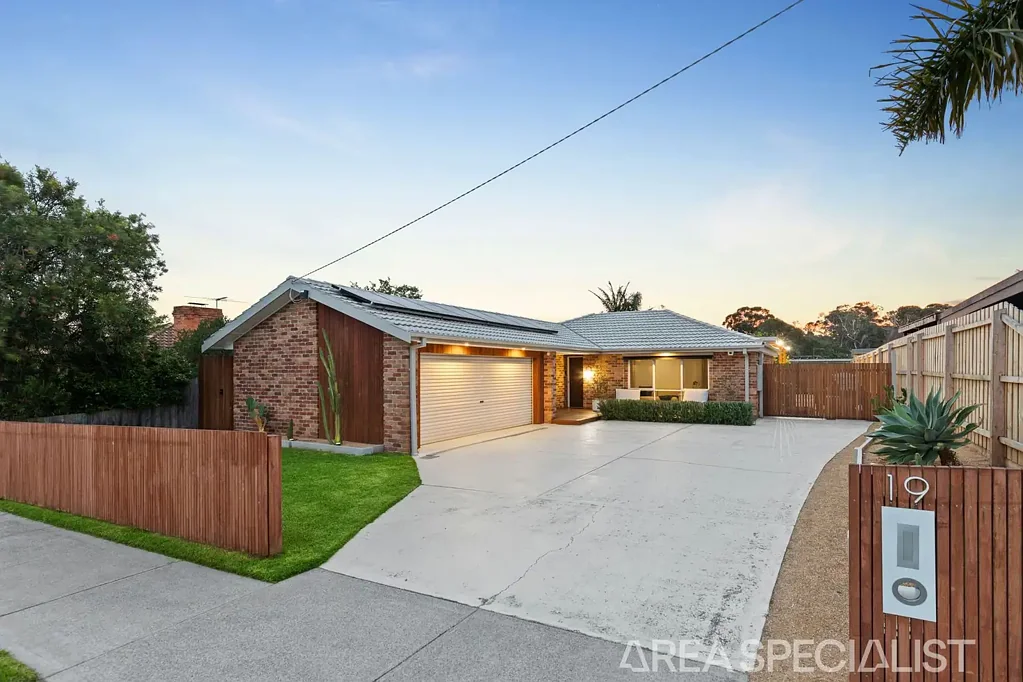 Langwarrin 4房 精致翻新典范 四室一书房 朝北户外露台 仿大理石台面 主卧套间 太阳能发电 双车库 The Brief: A Masterclass in High-Quality Family Living