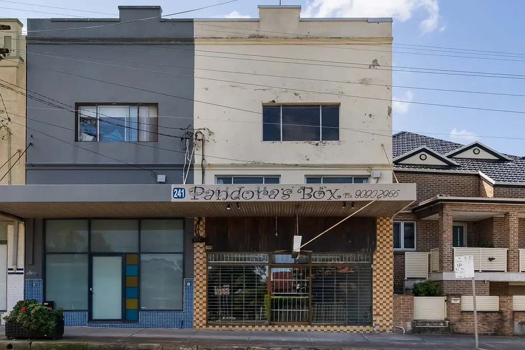 Marrickville 3房 创意工作一体  宽敞储物空间  装饰天花板细节  复古木柜厨房  经典浴缸淋浴  双锁车库储物  靠近公园交通  步行优质学校 A Pandora's Box of possibility in prime locale