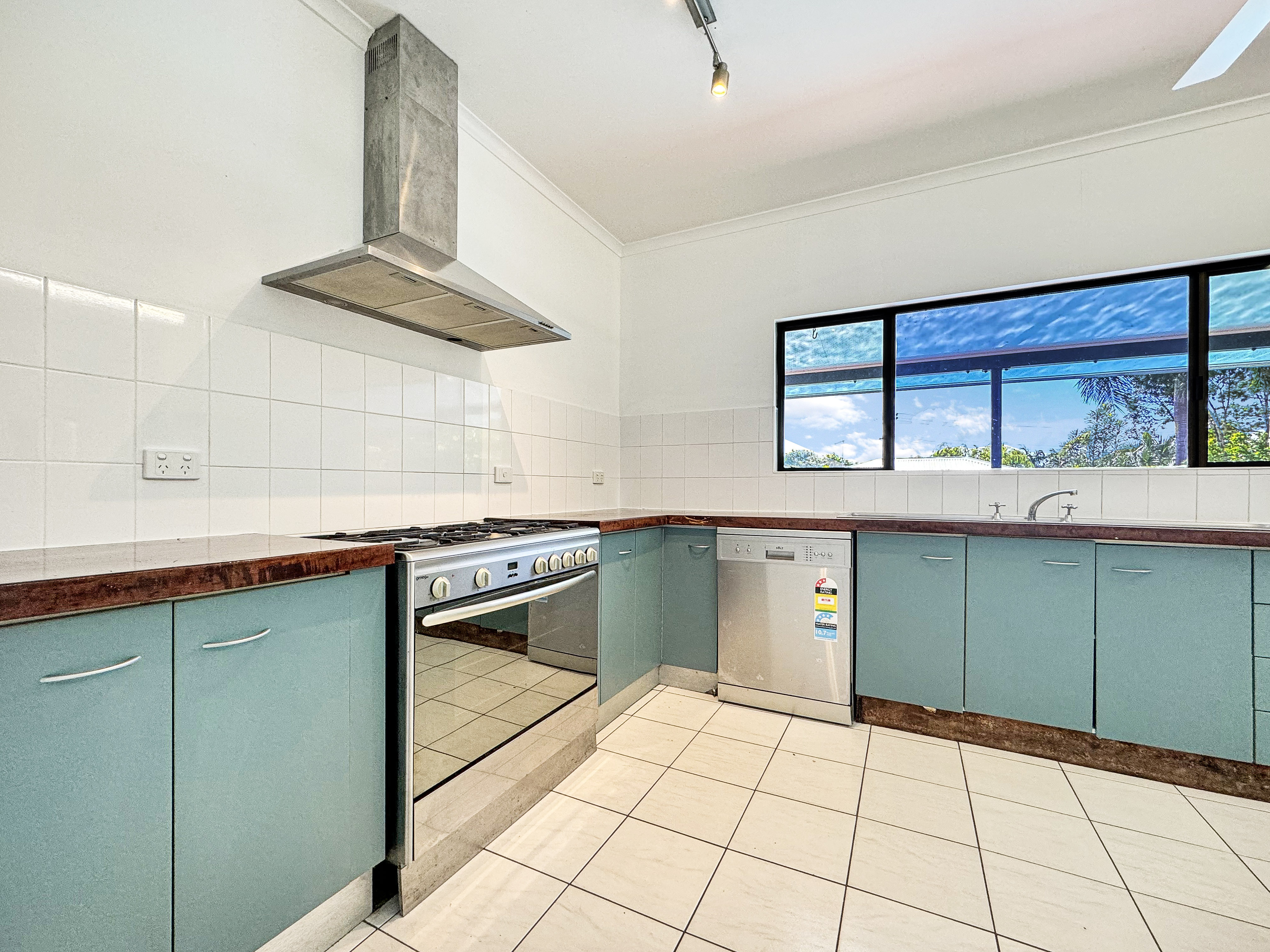 37 CUTTEN ST, BINGIL BAY QLD 4852, 0 chambres, 0 salles de bain, House