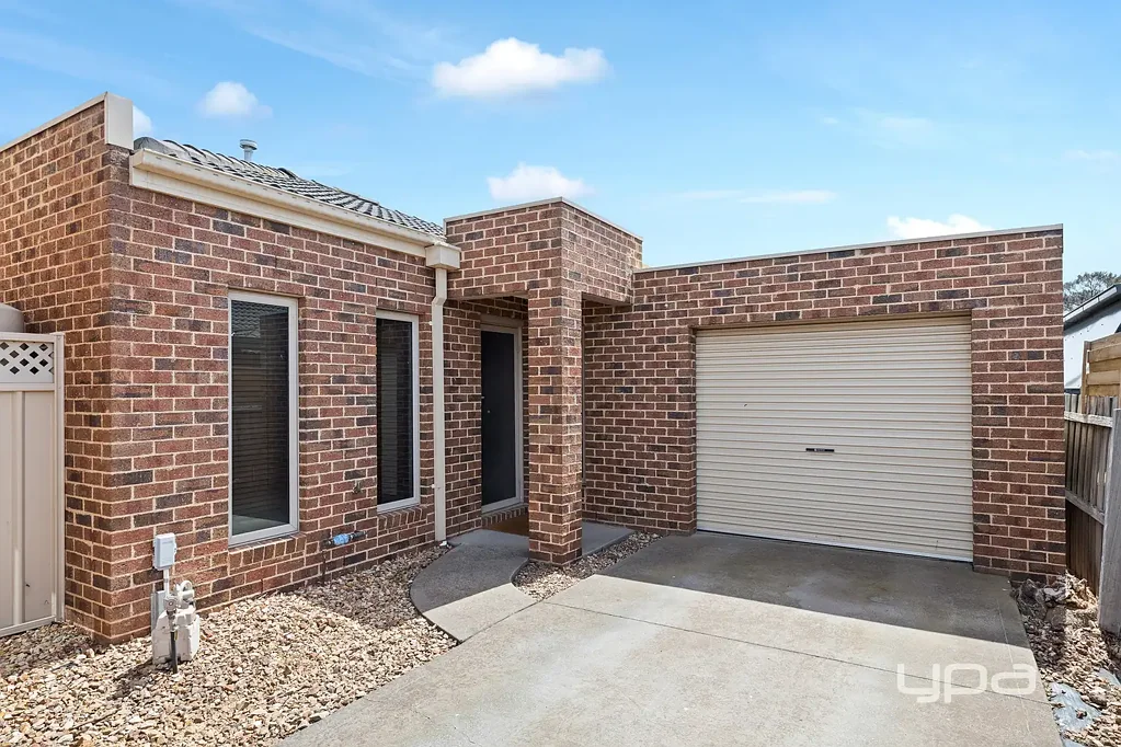 STYLISH UNIT IN A CENTRAL LOCATION!