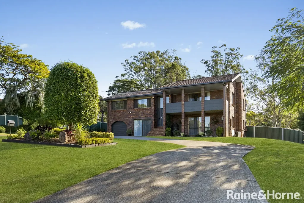 Tanah Merah 5 Bedroom DUAL LIVING: Expansive Family Home on Massive 2,023m² Block!