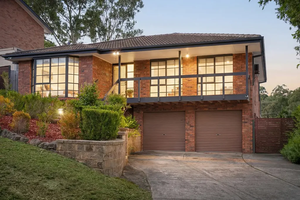 Warranwood 4 Bedroom Sweeping Views, Poolside Serenity