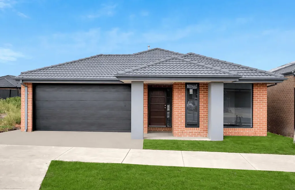 Stylish Interiors and Seamless Indoor-Outdoor Living! APPLIC
