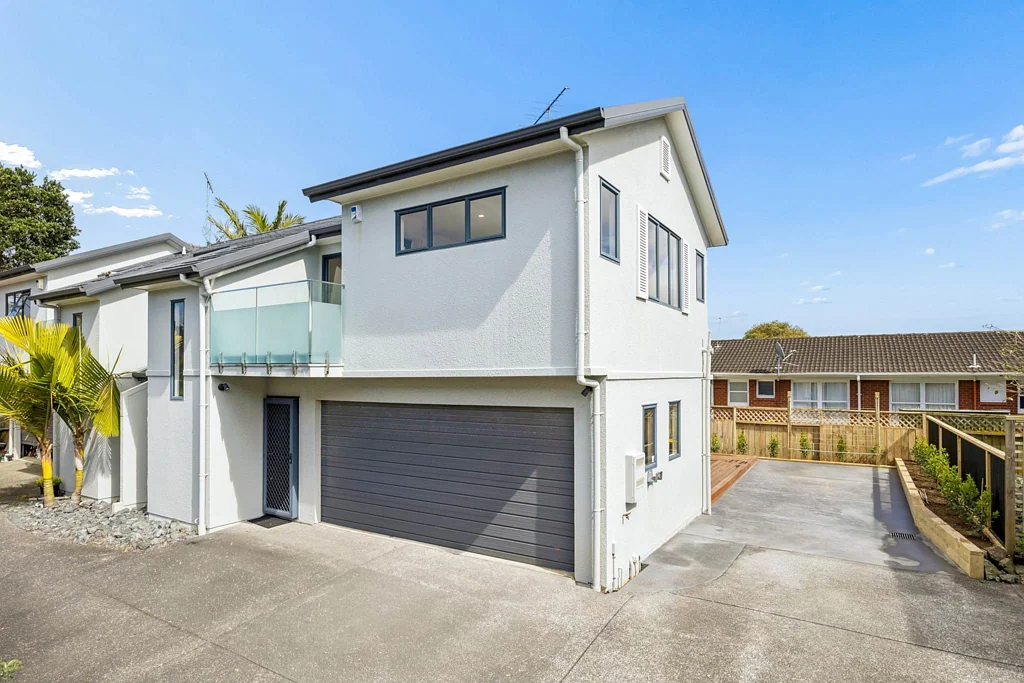 Spacious 3-Bedroom with Garage & Additional Up...