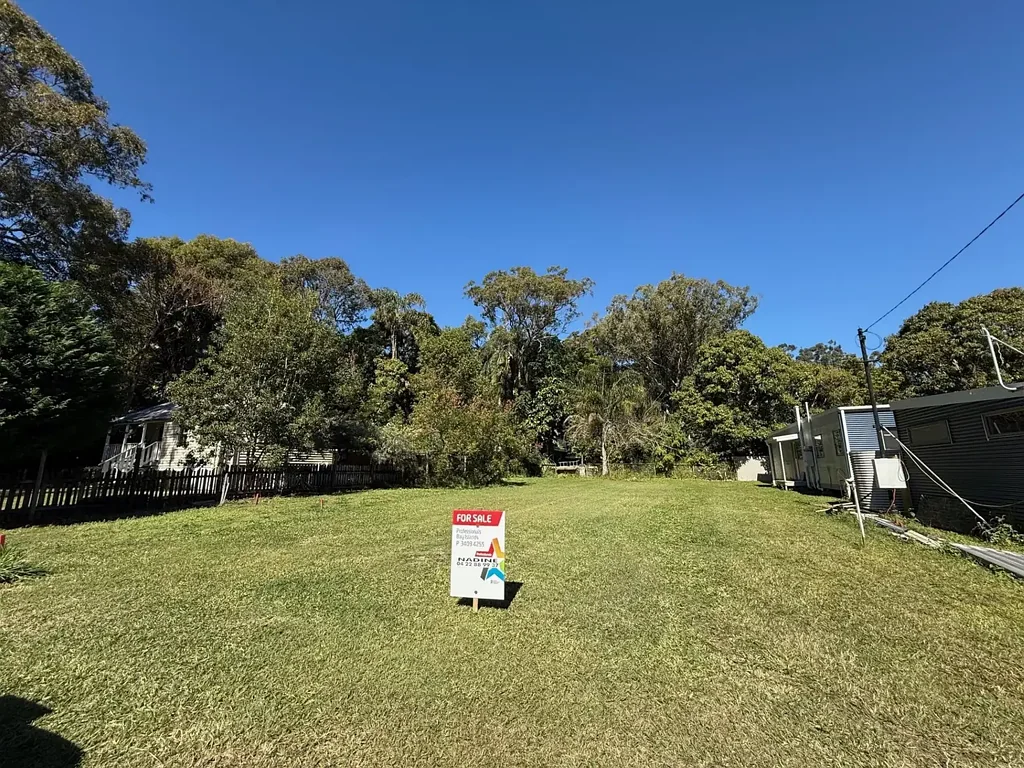Macleay Island 平坦地块579平米 死胡同无穿行 交通便利近商店 学校步行即达 社区设施齐全 岛屿社区氛围 Ideal block in an ideal location
