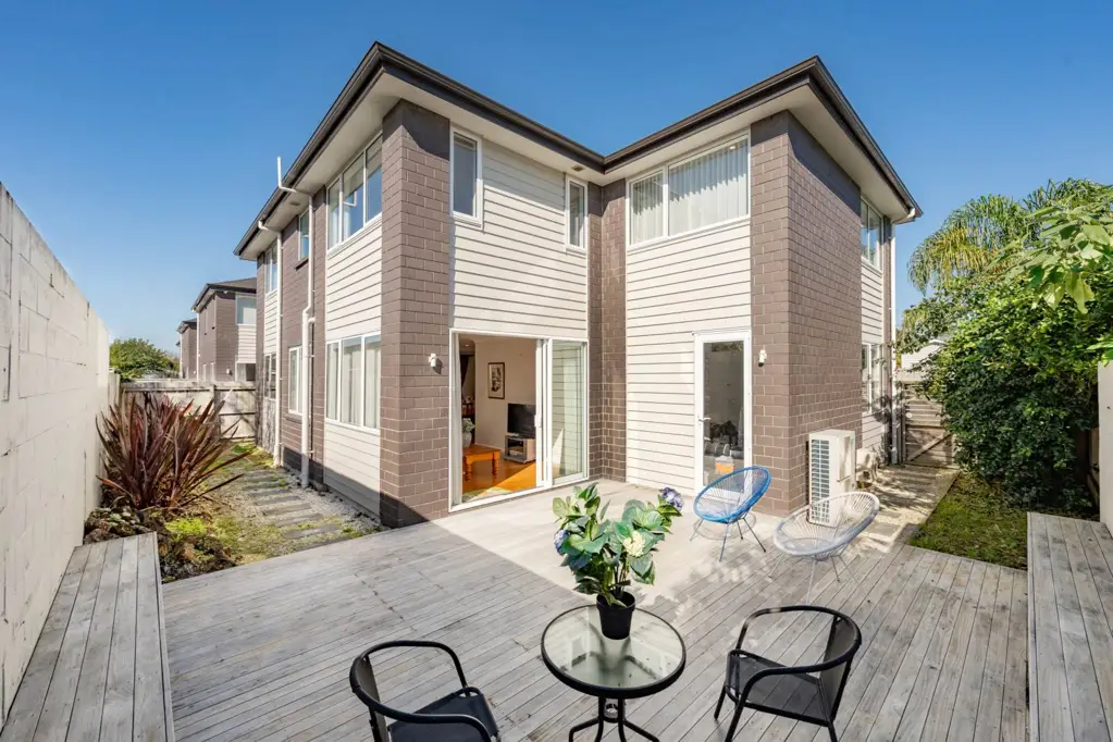 Mount Albert 5 Bedroom AS NEW FREESTANDING HOME - EASY LIVING!
