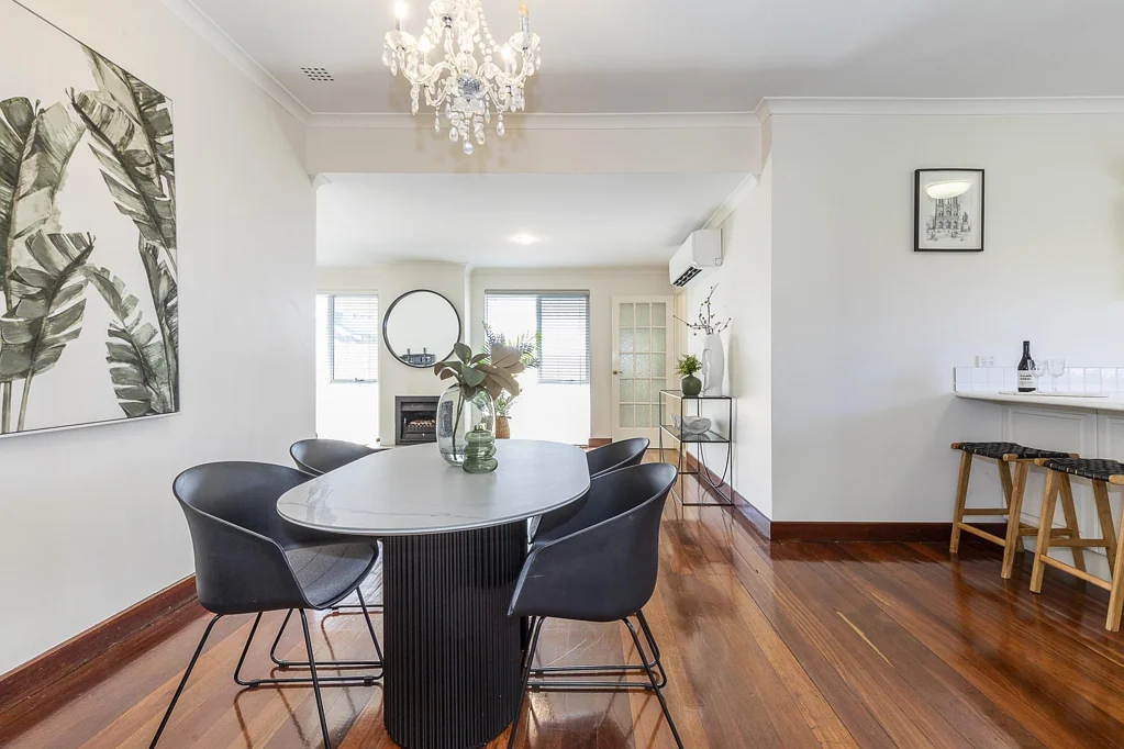 Mount Hawthorn 3房  Charming Character with Poolside Elegance