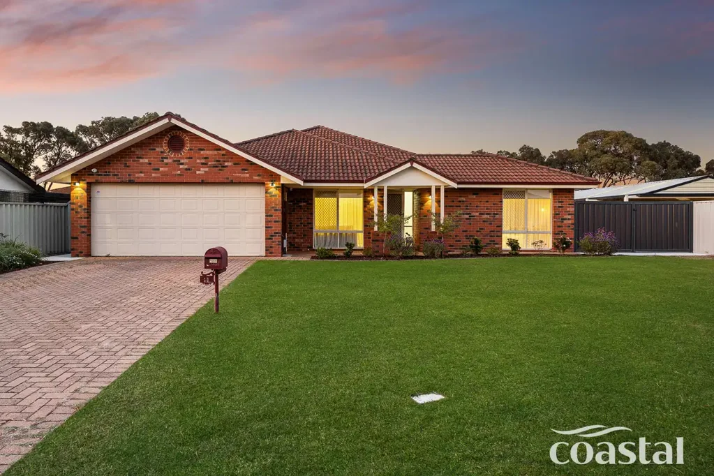 Secret Harbour 4ਬੈੱਡਰੂਮ Beautifully Renovated Home with Full Side Access and Coastal Charm