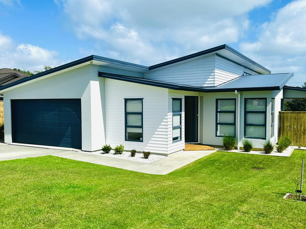 Modern Spacious Family Home in Beachlands