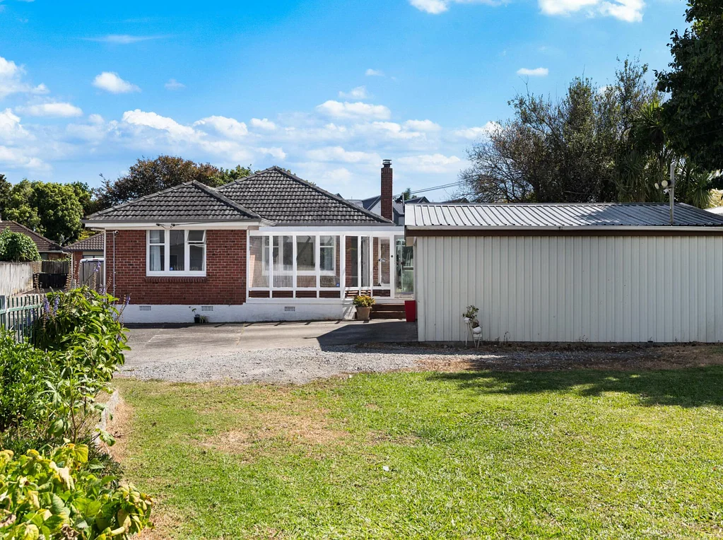 Papakura 3房  Brick & Tile on 600+sqm FREEHOLD Land.