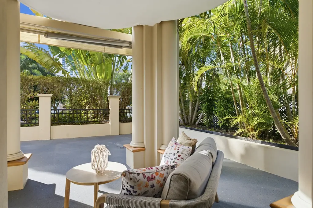 Broadbeach 2房  Some units make you compromise on space. This one doesn't.