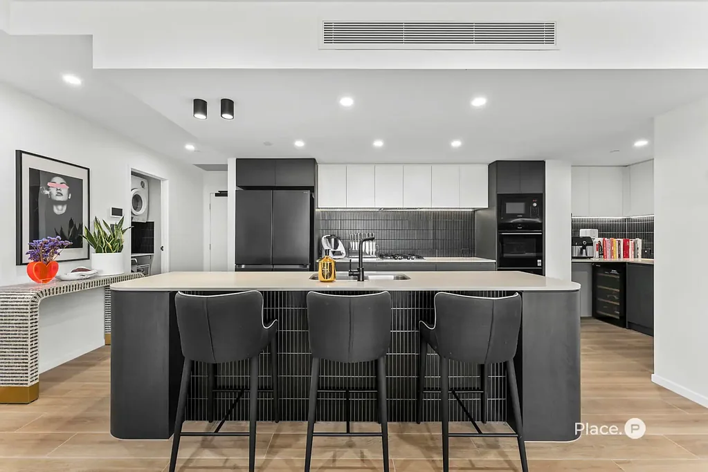 Stones Corner 4房 宽敞公寓生活，一切尽在掌握 Expansive Apartment Living with Everything at Your Doorstep