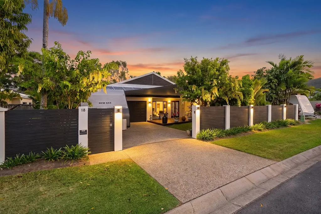 Port Douglas 5房  Vendor Relocating!  Offered fully furnished for a turnkey Lifestyle