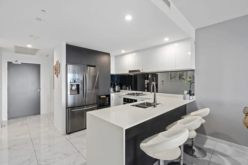 Biggera Waters 3બેડરૂમ Spacious Owner-Occupied 3-Bedroom + Study Apartment in Prestigious Waterpoint Residences