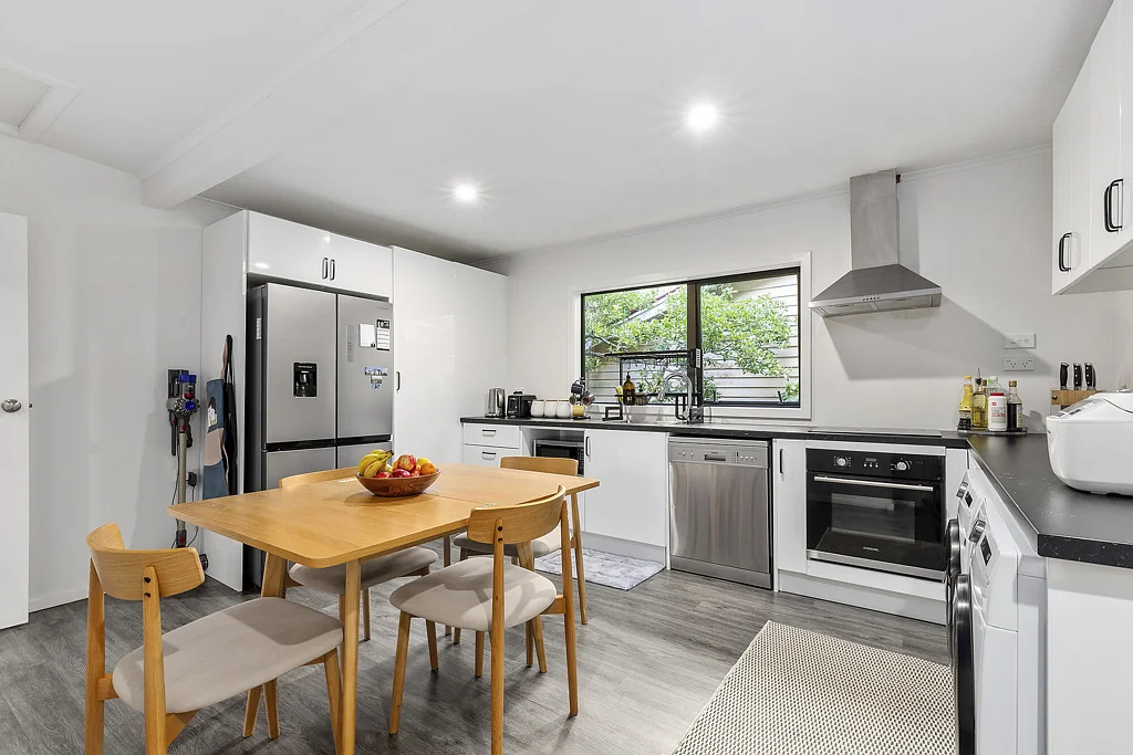 Plimmerton 3침실 ELEVATED, UPDATED AND READY FOR YOU!