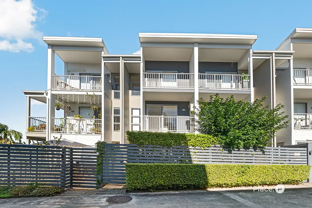 Morningside 3 Bedroom Stylish Tri-Level Townhouse in Prime Location