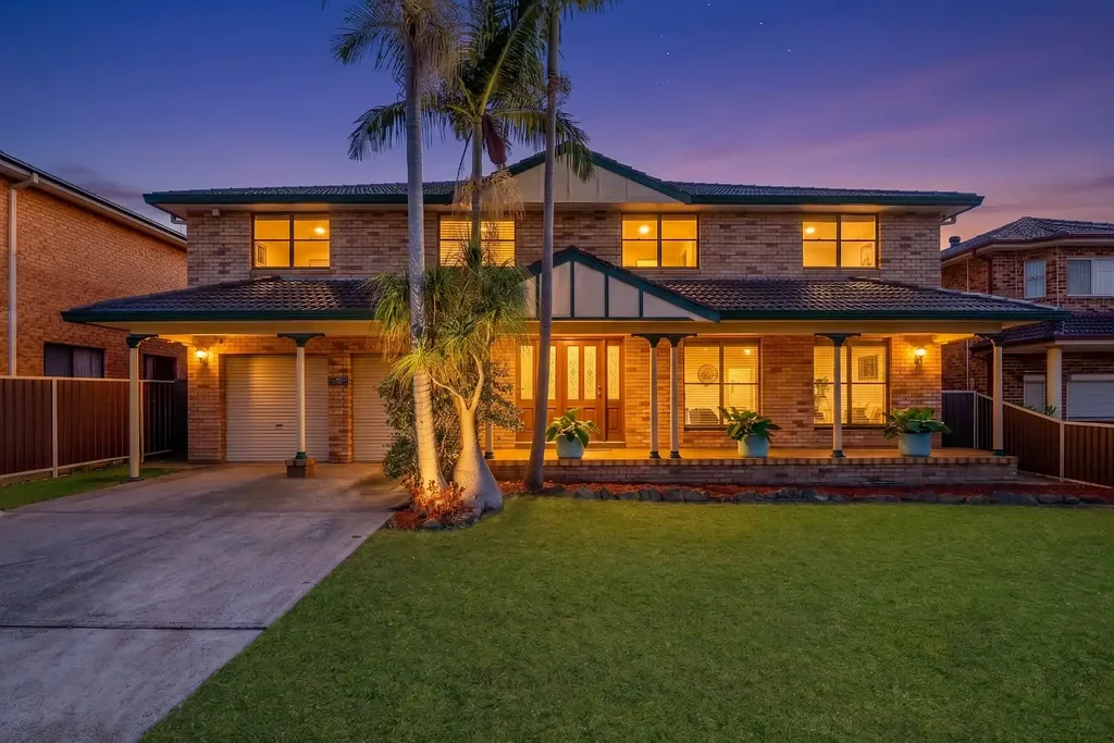 St Johns Park 7غرفة نوم Commanding Family Residence with Space, Character & Rare Entertaining Appeal