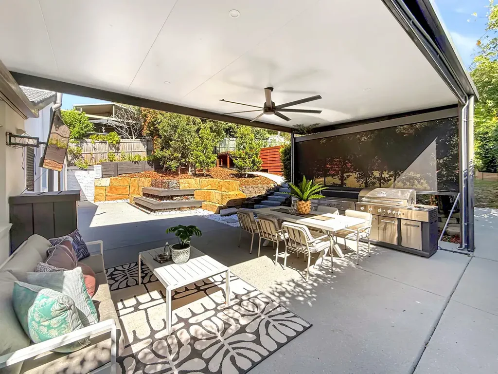 Helensvale 5ห้องนอน FULLY RENOVATED HOME | EXPANSIVE LOW MAINTENANCE BLOCK | 4 CAR PLUS CARAVAN PARKING
