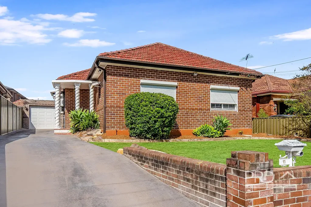 Kingsgrove 3ਬੈੱਡਰੂਮ RENOVATED FULL BRICK FAMILY HOME IN CENTRAL LOCATION
