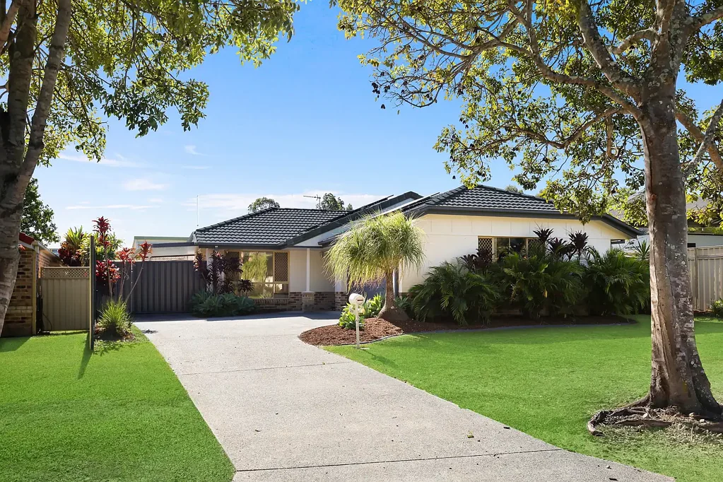 Mudgeeraba 3 Slaapkamer Spacious Family Entertainer with Sparkling In-Ground Pool - Walk to Robina TC