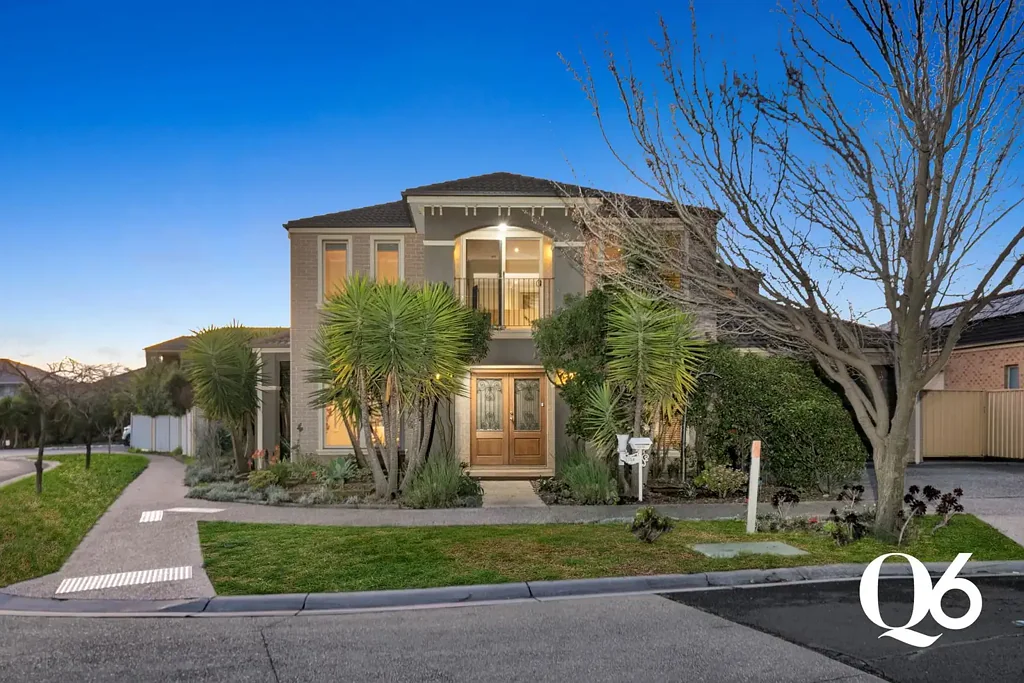 Caroline Springs 4 Bedroom Prestigious Family Entertainer with Pool Side Living
