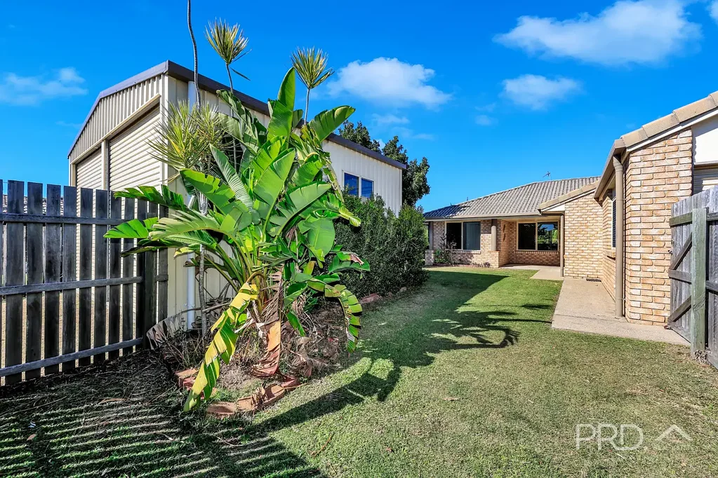 Point Vernon 4Habitaciones 6m x 6m SHED WITH 3m HIGH ROLLER DOORS - MASSIVE COVERED ENTERTAINING AREA - DOUBLE GARAGE - QUIET CUL DE SAC - PRIVACY FENCED 719 m2 ALLOTMENT