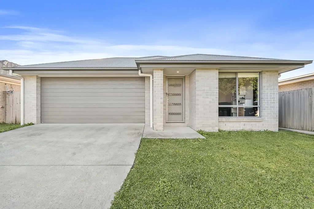 Burpengary 4房 家庭友好郊区 4卧2卫宽敞 便捷交通设施 双车库 内外流动设计 低维护花园 优质生活方式 Modern Family Living in One of Moreton Bay's Fastest Growing Corridors