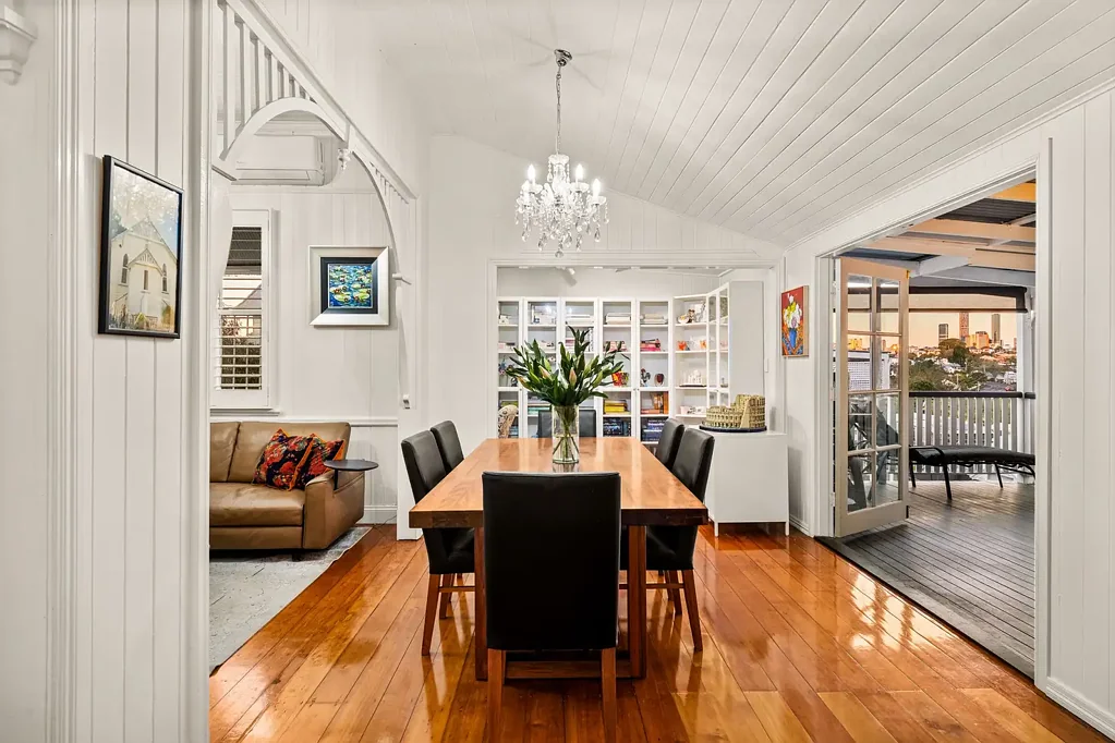 Paddington 4房 Elevated allotment 朝北景观 无遮挡CBD视野 精心翻新 character home 双层功能floorplan 协调alfresco连接 当代资产 原始period features 开放式living 宽敞covered alfresco 绿树成荫outlook Gourmet family kitchen Wine fridge servery window 主卧built-in robes ensuite 下层独立住宿 Storage car accommodation 景观设 Renovated Character Charm w. City Views