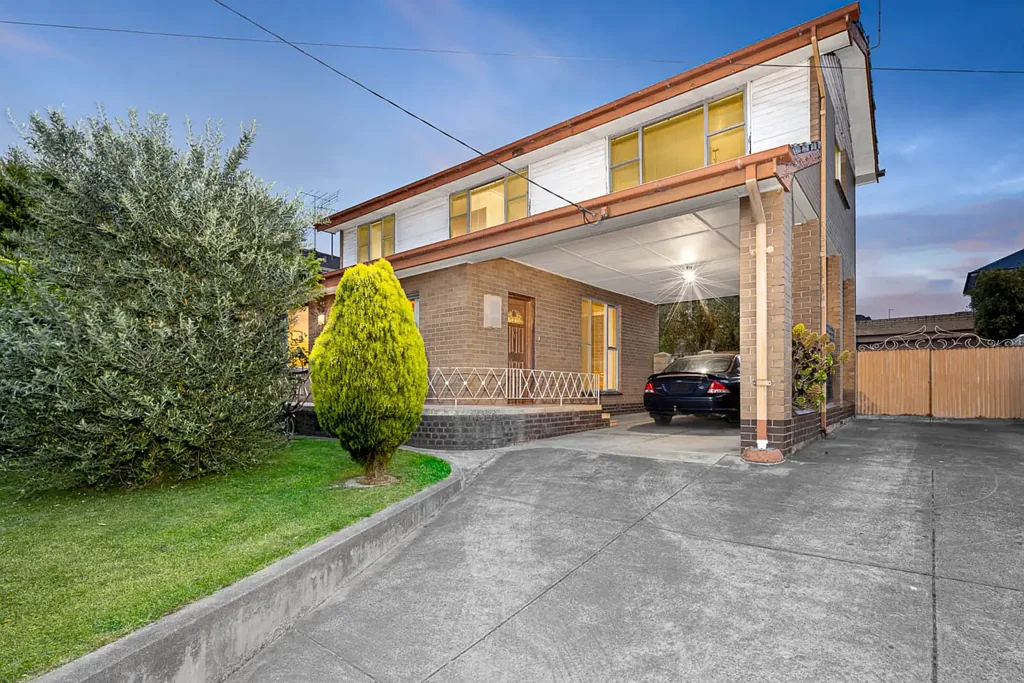 Ballarat Central 3Zimmer Charming Double-Story Home with Endless Potential in Ballarat Central
