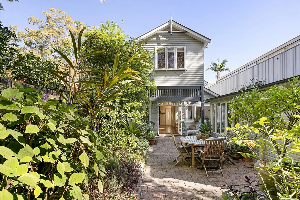 Hunters Hill 3房 半岛优越位置 朝北主卧高顶 专属区域 私密花园 独立工作室 靠近学校咖啡馆 滨水公园 Peninsula semi with period features & freestanding studio in a convenient location.