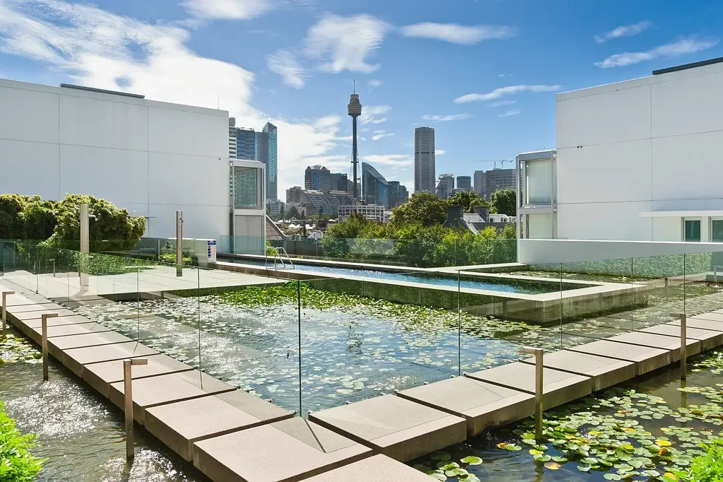 SUPERB DESIGNER APARTMENT. AWARD-WINNING REPUBLIC II. ENTERTAINER BALCONY. CARSPACE.