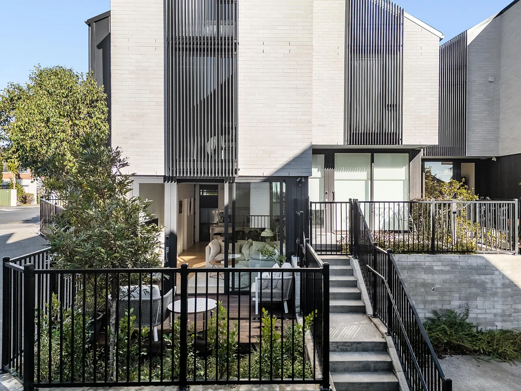 Remuera 3ห้องนอน Elevated, sun-filled and near new
