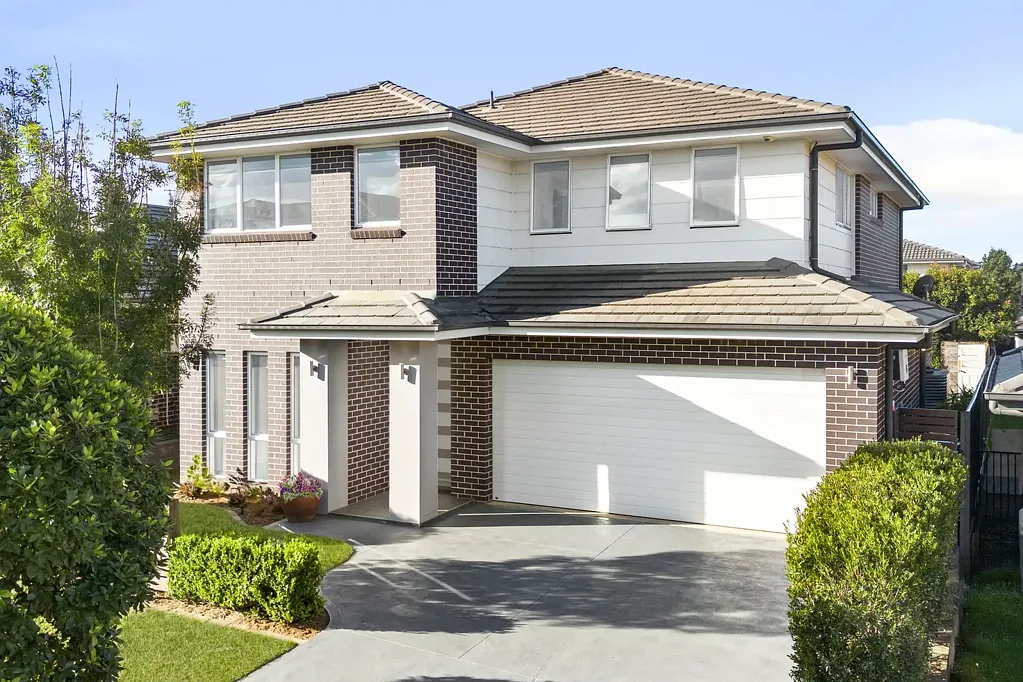 Schofields 5房 Schofields热门社区 386sqm土地 33sq建筑 开放式起居 岛式厨房 主卧套房 双车库 步行5分钟至学校 低维护花园 Immaculately Designed, 33 sq Wisdom home on 386 sqm land size - 5 Minutes Walk to Schofields Public School!