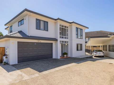 Pinehill 6房 【稀缺放盘】Rangitoto学区房！双住宅设计，宁静与便利兼得，错过再无！ Exceptional Home and Income in Prime Pinehill