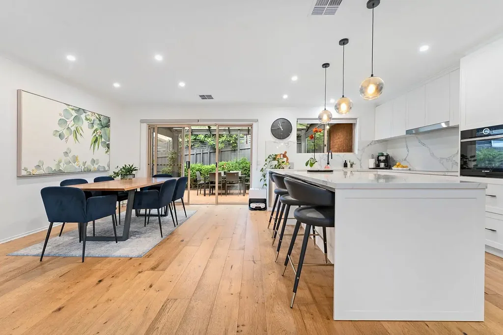 Chadstone 3 Slaapkamer RENOVATED SINGLE-LEVEL LIVING WITH OWN DRIVEWAY