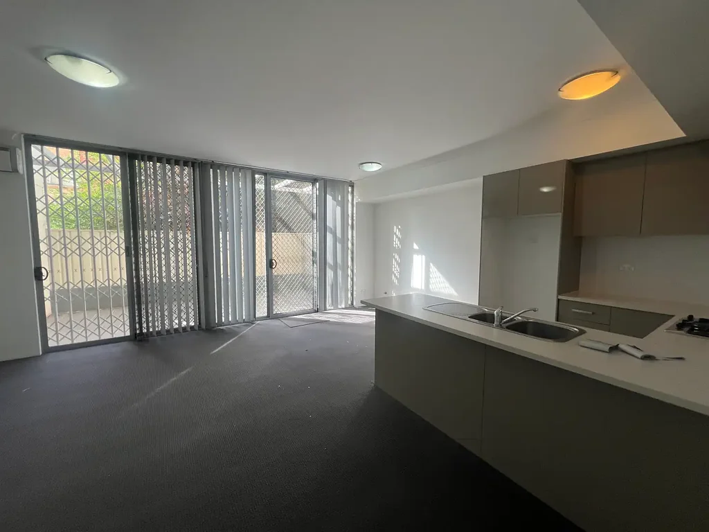 Modern Ground Floor Beauty With Courtyard !!