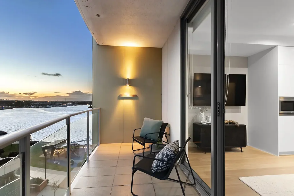 Newcastle 1 Bedroom Vibrant Harbourside Living with Scenic Water View