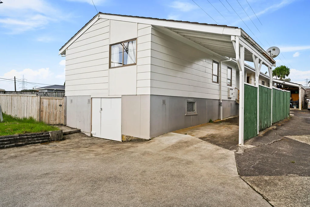 Te Atatu South 3房  High-Yield Opportunity – Buy One or Both