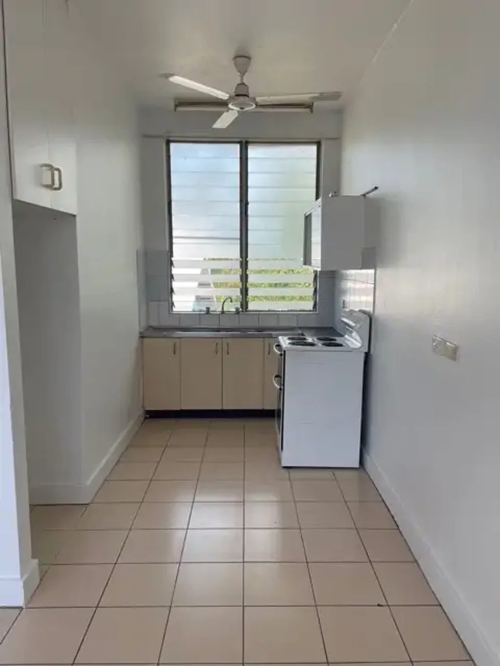 Cozy and roomy unit with high ceiling