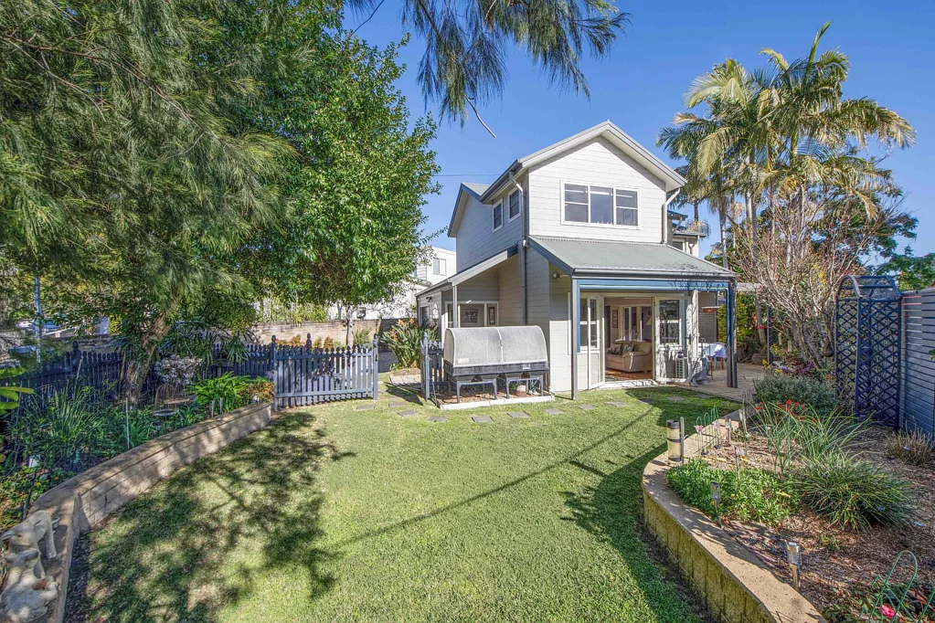 Mona Vale 3房 宽敞明亮、室内外无缝衔接的时尚海滨生活 Stylish coastal living with space, light and effortless indoor-outdoor flow