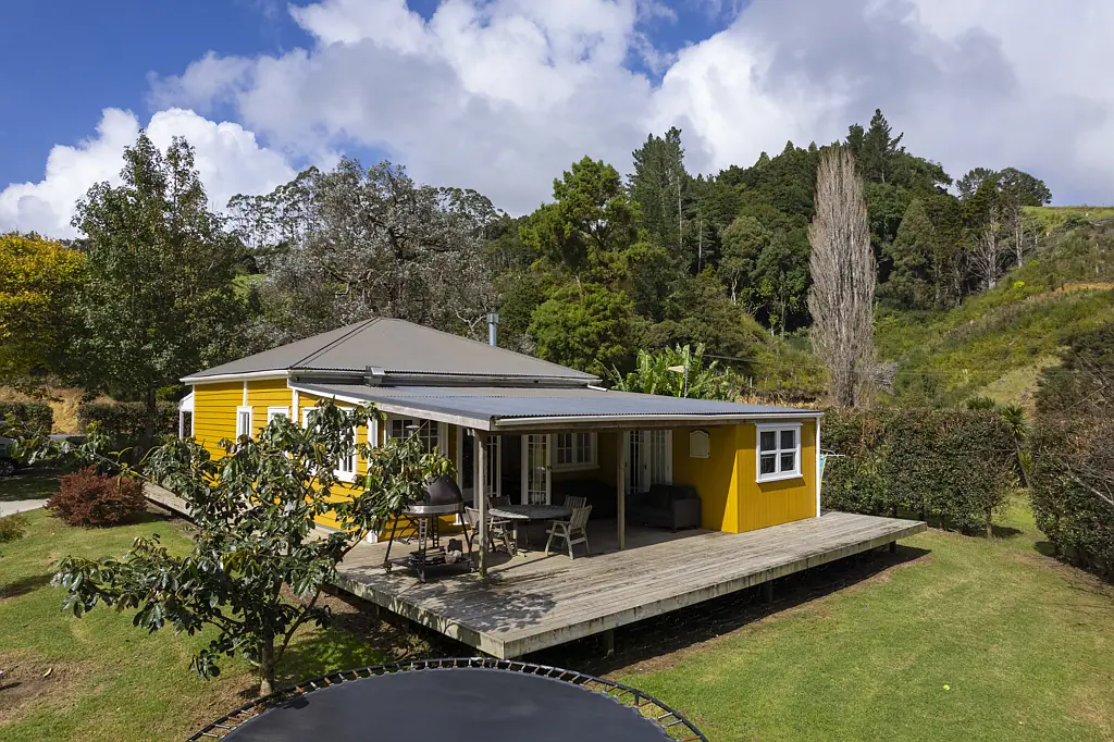 Peria 4 Bedroom Stunning Renovated Villa with Self-Contained Unit