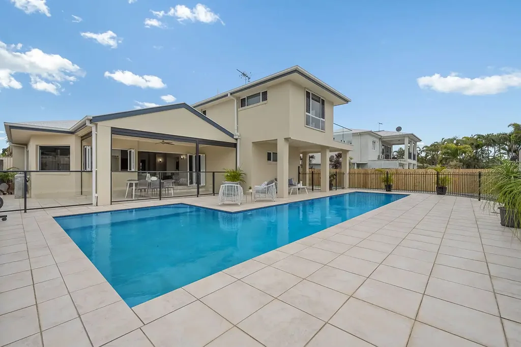 Deception Bay 4房  傲世海景生活，占地1,200平方米，拥有度假村式娱乐设施  Prestige Bayside Living on 1,200m² with Resort-Style Entertaining