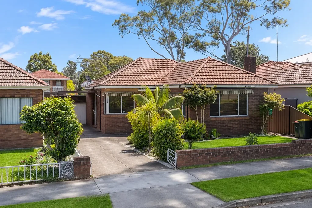 QUIET AND SUNNY THREE BEDROOM HOME