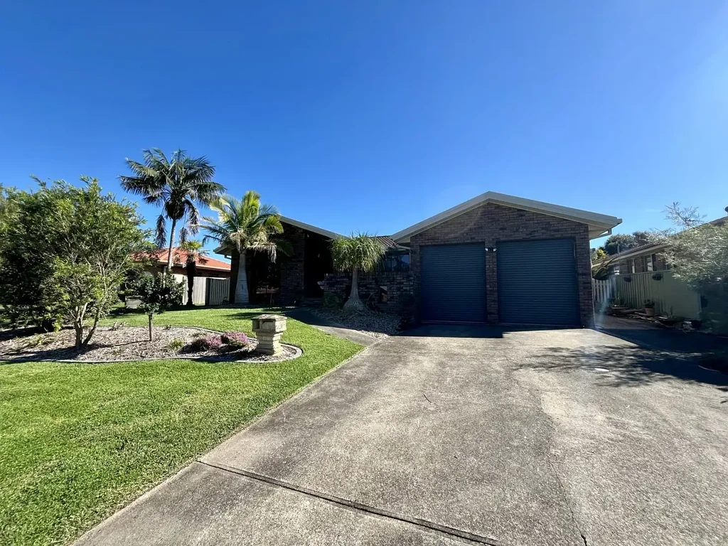 MODERN, FULLY FURNISHED 4-BEDROOM HOME – ENTERTAINERS
