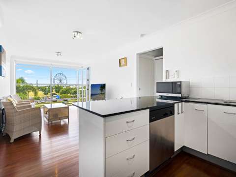 Southport 1 Bedroom Top-Floor Apartment with Stunning Broadwater Views