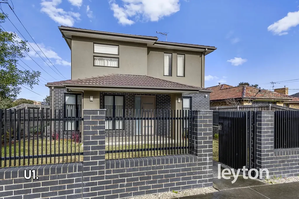 Clayton South 4ਬੈੱਡਰੂਮ ** Currently ON HOLD **
Only 2 on the block and No Body Corp! 
Luxury low maintenance living in a convenient locale!