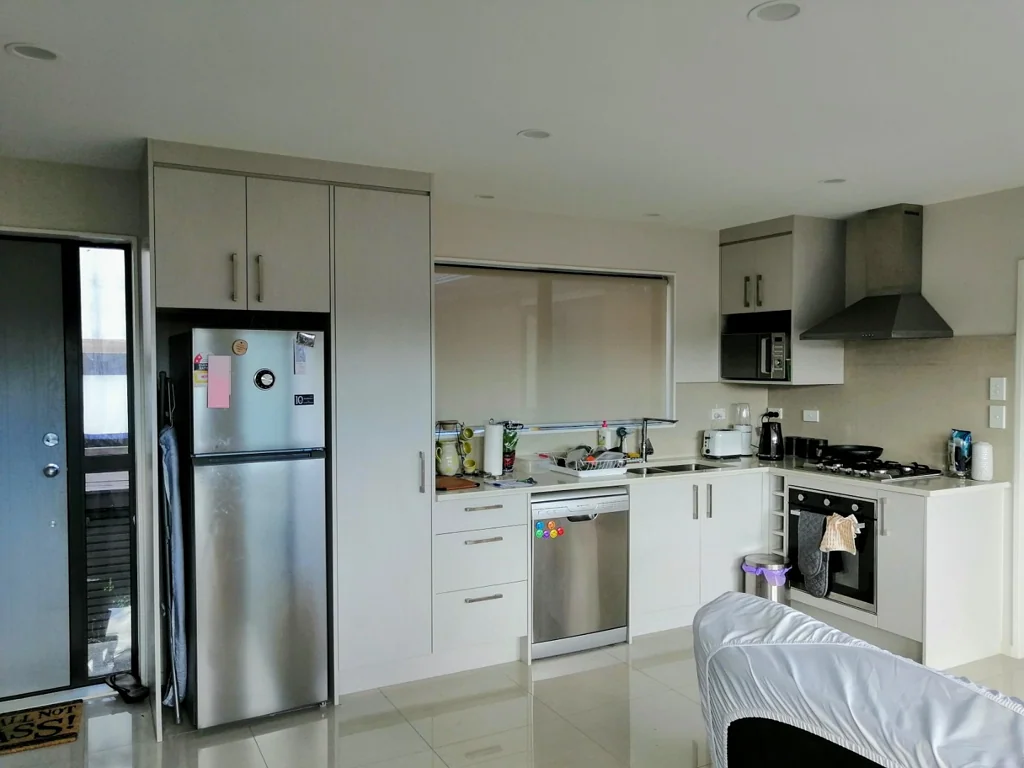 Great location in Manukau close to supermarket, school, station